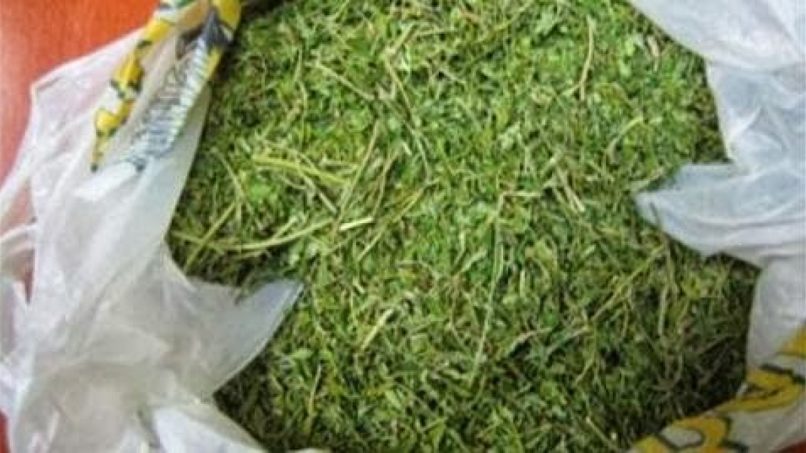 Κατέσχεσαν μισό κιλό χασίς και τα έσοδα του διακινητή