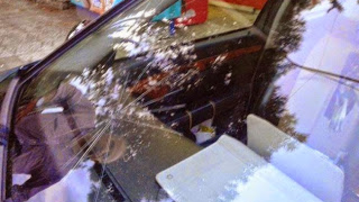 Πετροβόλησαν ταξιτζή για να τον ληστέψουν