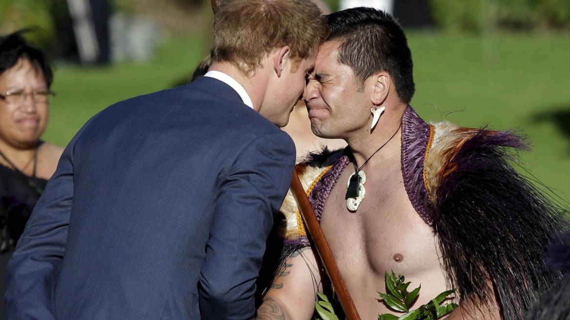 Ο πρίγκιπας Χάρι μύτη με μύτη με πολεμιστή Μαορί