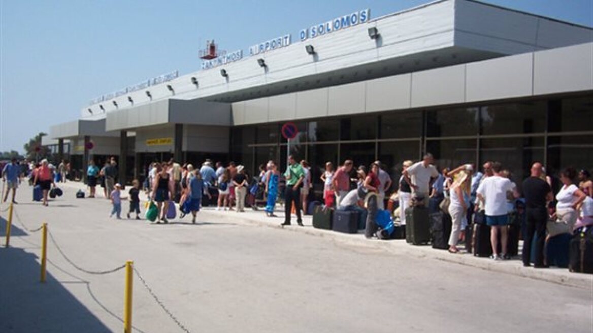 Ζάκυνθος: Ουρές στον έλεγχο διαβατηρίων στο αεροδρόμιο 