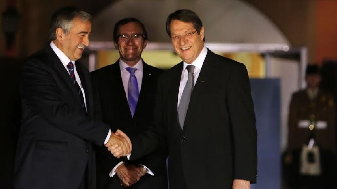 Σε εξέλιξη η πρώτη συνάντηση Αναστασιάδη - Ακιντζί