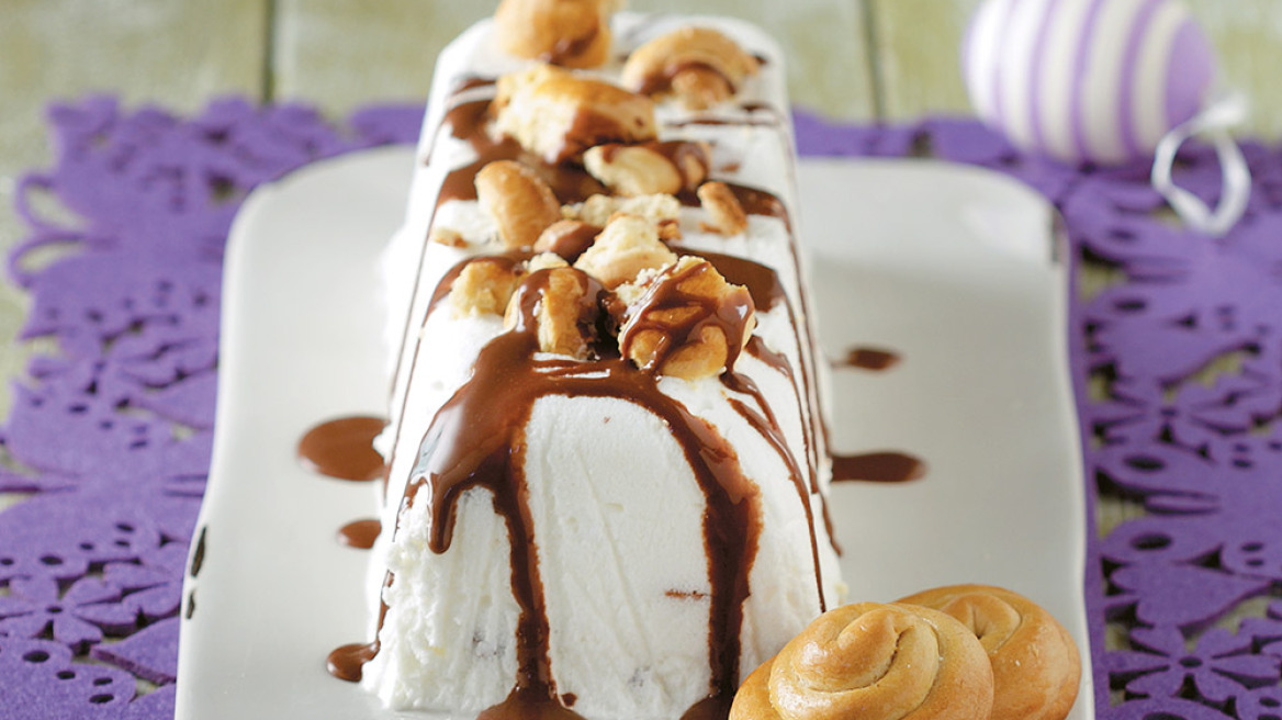 Σεμιφρέντο βανίλια με κομματάκια σοκολάτας και κουλουράκια