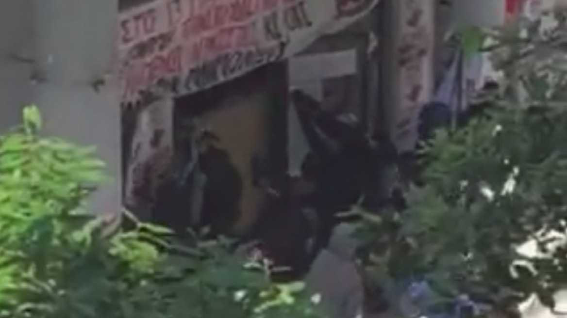 Με κλωτσιές και μπουνιές αντιεξουσιαστές εισέβαλαν στο Χημείο