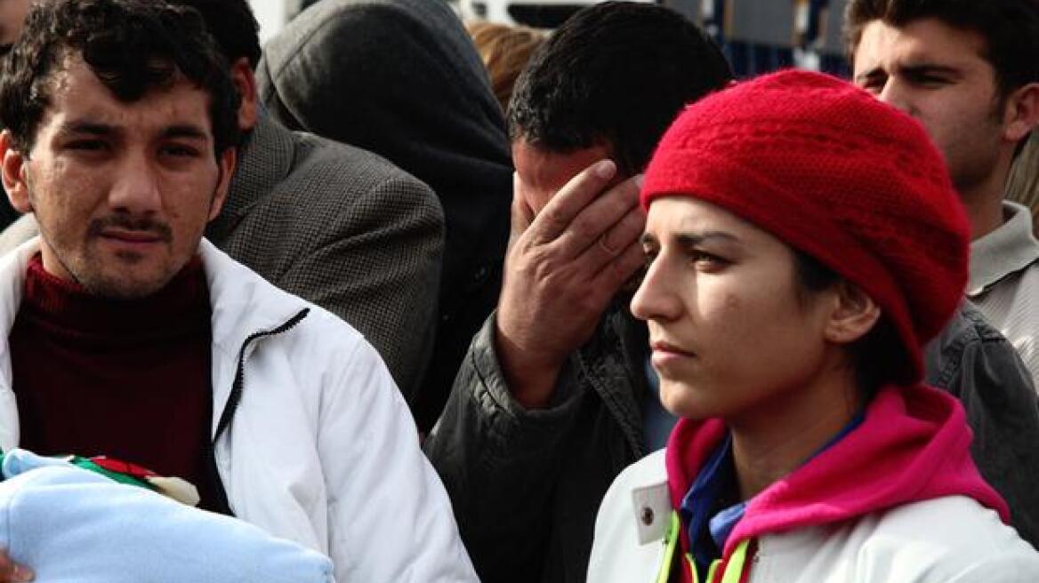 Διαμαρτυρία Σύρων προσφύγων έξω από το αρχηγείο της ΕΛ.ΑΣ.