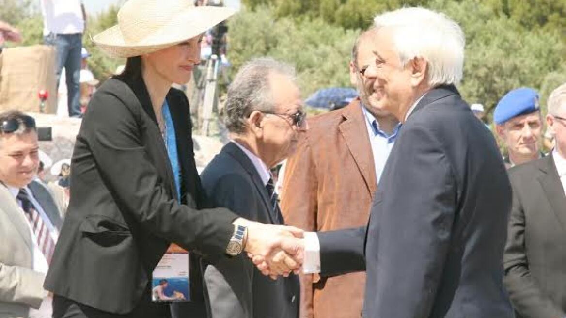 Μετά την κελεμπία, με ψάθινο καπέλο η Έλενα Κουντουρά...