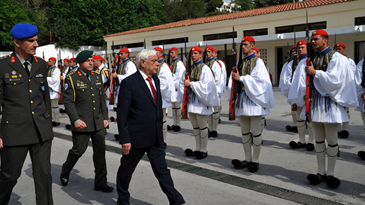 Φωτογραφίες: Ο Παυλόπουλος στους Εύζωνες της Προεδρικής Φρουράς