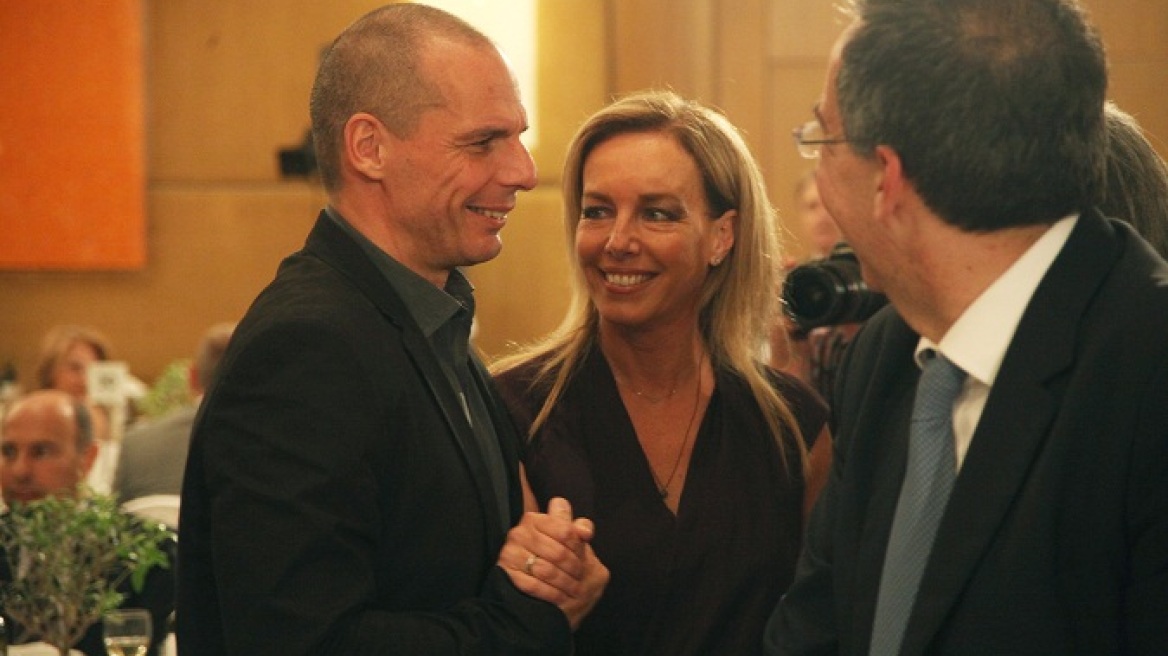 Χέρι-χέρι με τη Δανάη ο Βαρουφάκης στο συνέδριο του Economist 