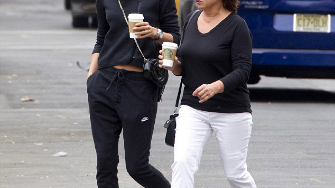 Η Irina Shayk κάνει βόλτα με τη μαμά της 