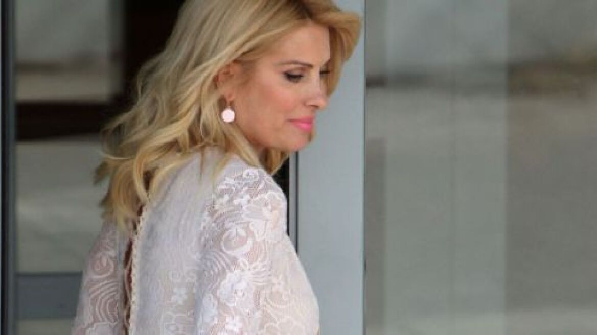 Eλένη Μενεγάκη: Φόρεσε το μαγιό της ενάμιση μήνα μετά τη γέννα 