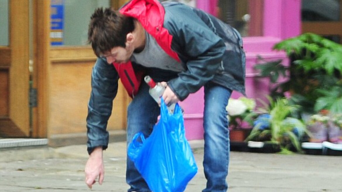 Σοκαριστικές φωτογραφίες διάσημου ηθοποιού να πίνει βότκα μέσα στο δρόμο σε κακά χάλια