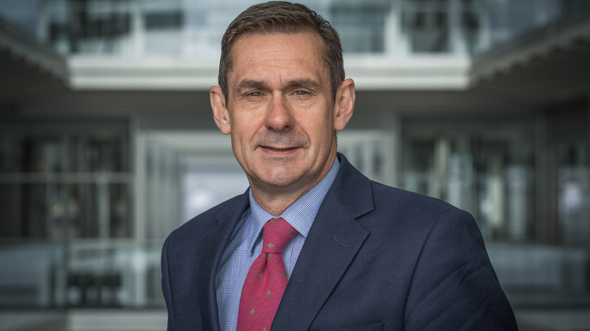 Πολ Μέισον: Υποχωρήσεις για χάρη του ΣΥΡΙΖΑ στο προσχέδιο Γιούνκερ