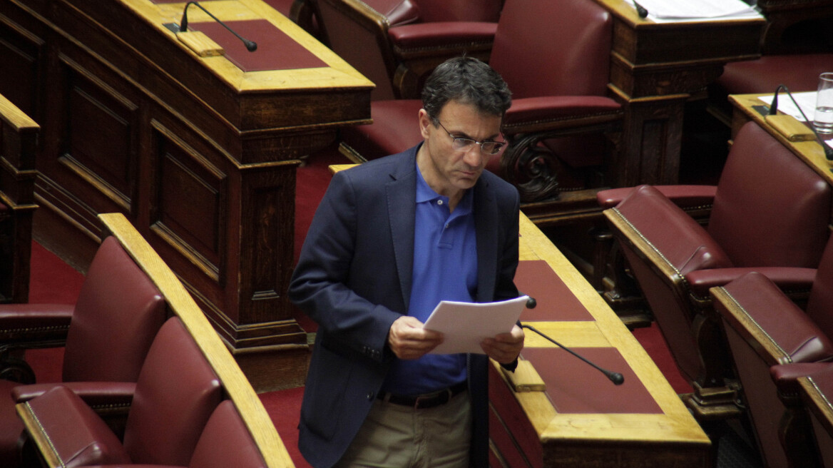 Λαπαβίτσας: Με μνημονιακές πολιτικές δεν βγαίνουμε ποτέ από τη «μαύρη τρύπα» του χρέους