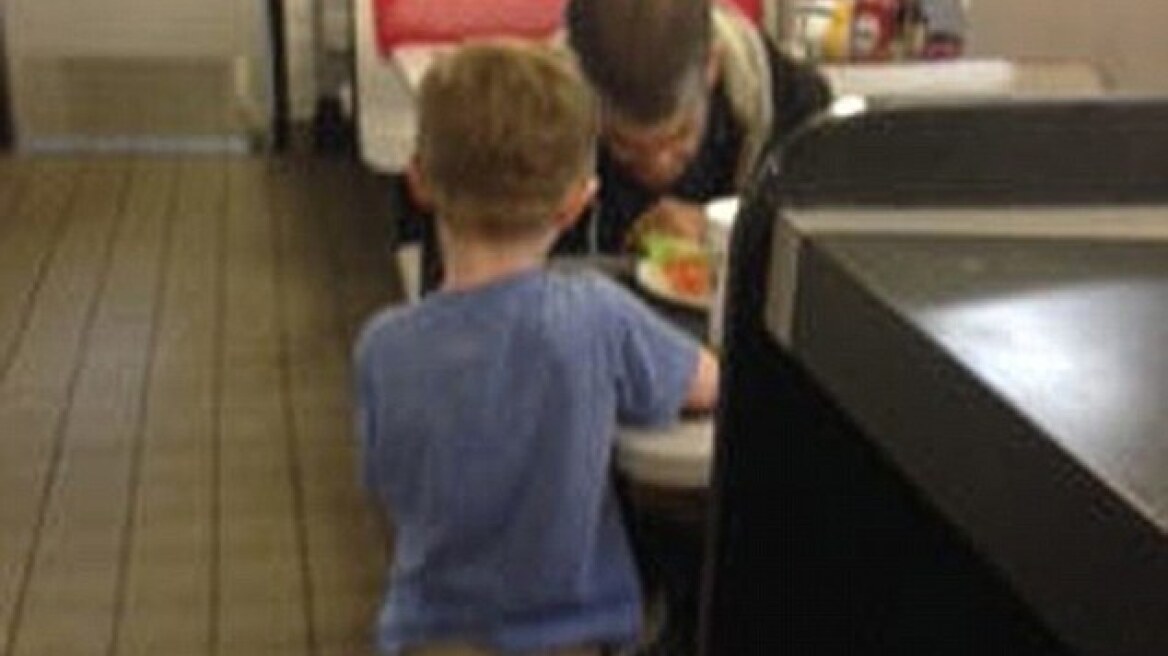 Συγκινητική ιστορία: Πεντάχρονο αγόρι προσφέρει φαγητό σε άστεγο