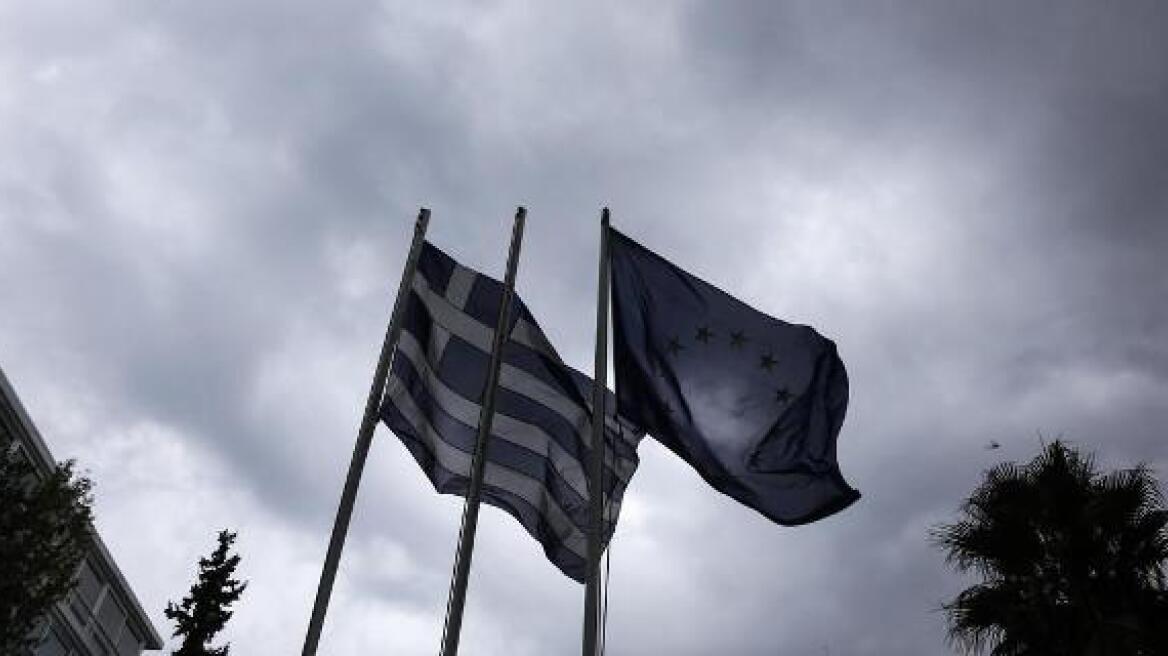 Financial Times: Όλο και πιο κοντά στον γκρεμό η Ελλάδα 