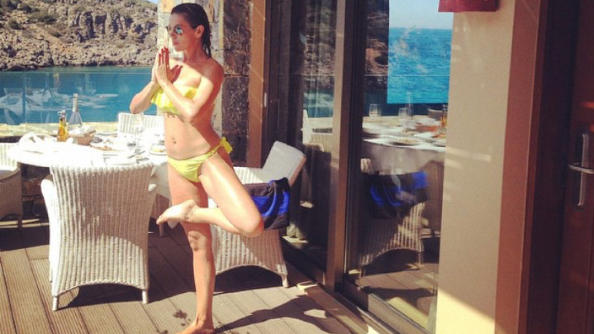 Ευγενία Μανωλίδου: Κάνει hot yoga στην Κρήτη με το μαγιό της 