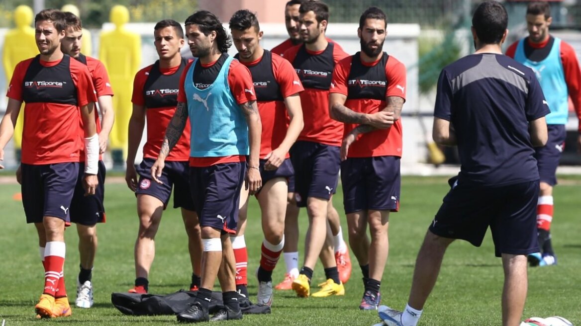 Ερυθρόλευκο τραπέζι ενόψει τελικού