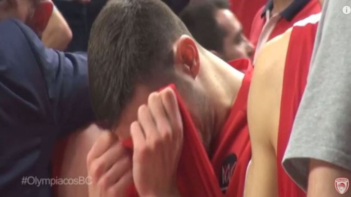 Βίντεο: Τα δάκρυα του Παπαπέτρου μετά τον τελικό...