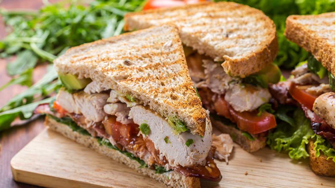 Club sandwich με κοτόπουλο, μπέικον και αβοκάντο