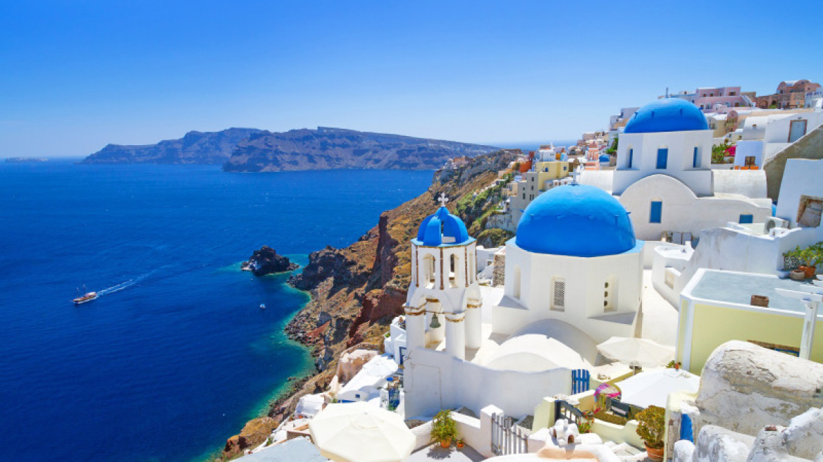 Χαράτσι στον τουρισμό, μειώσεις σε τσιγάρα, ποτά και αυτοκίνητα