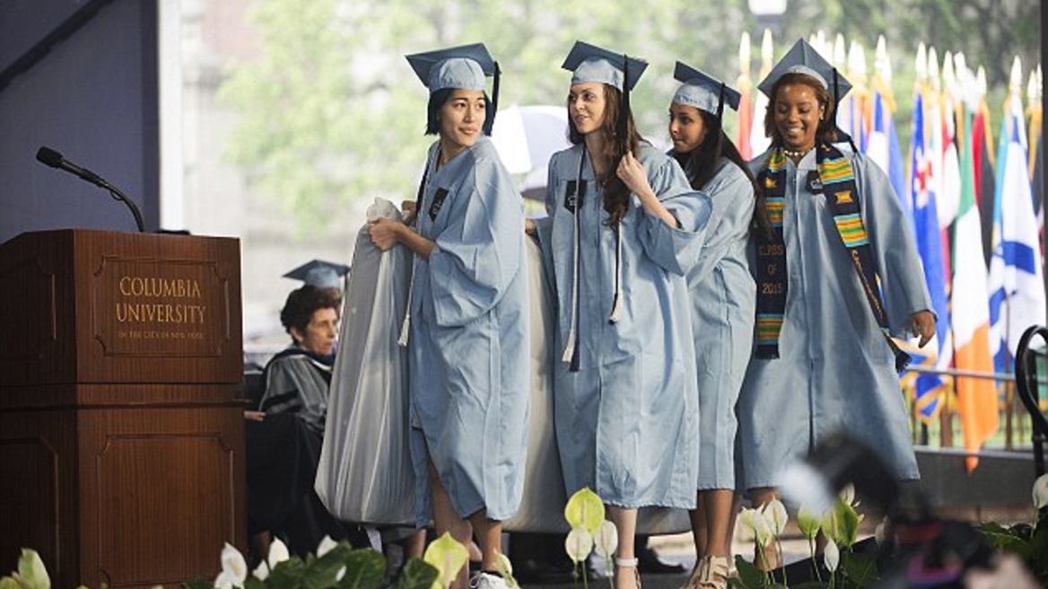 Κουβαλώντας το στρώμα στο οποίο βιάστηκε στους ώμους πήγε στην αποφοίτηση της  