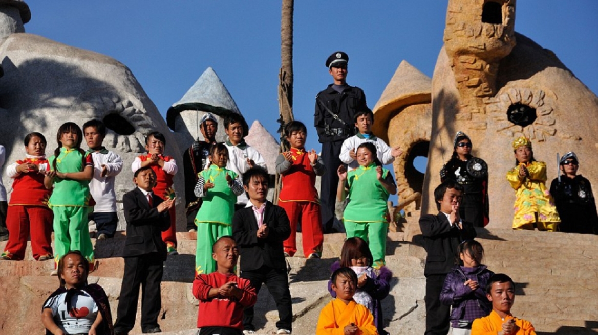 Νάνοι, γάτες και μαγική... Coca Cola - Δείτε τις πιο περίεργες πόλεις στον κόσμο