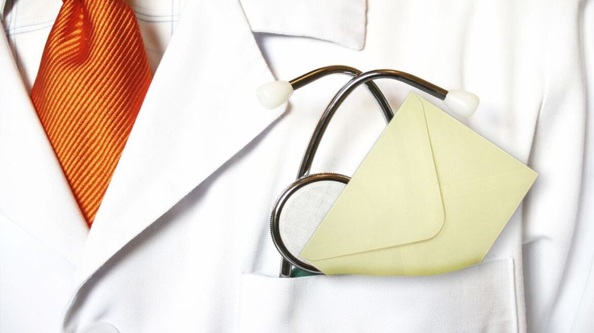 Γιατρός πήρε τρία «φακελάκια» μέσα σε λίγη ώρα