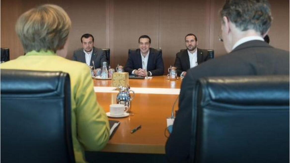 Peter Spiegel (FT): Η Μέρκελ δεν θα καθίσει τελικά δίπλα στον Τσίπρα στο δείπνο της Ρίγας