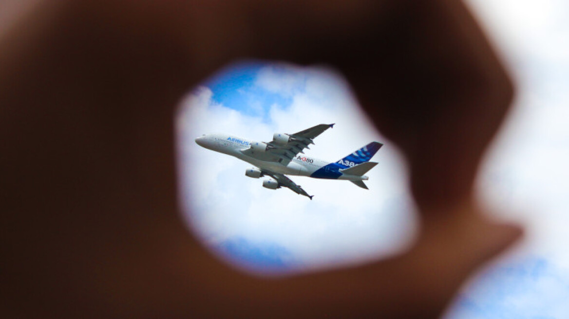 The trick to getting a cheap flight (Clever infographic)