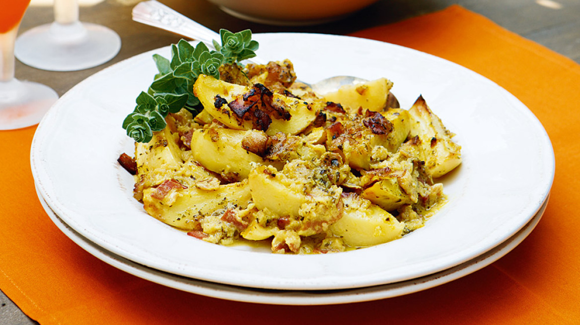 Πατατούλες φούρνου με μπέικον και κρεμμύδι