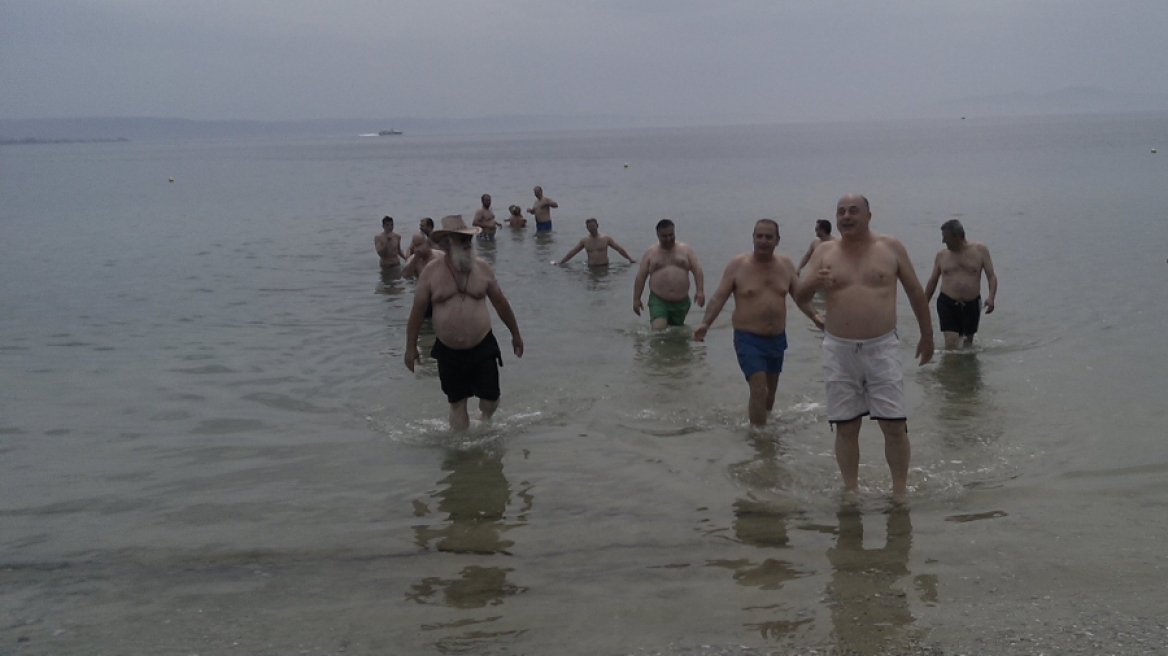 Φωτογραφίες: Ο Μπέος βούτηξε στη θάλασσα για να δείξει ότι τα νερά είναι καθαρά