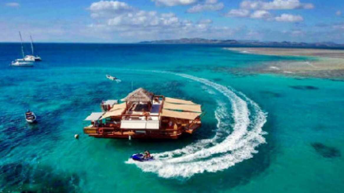 Μια πιτσαρία στον…ωκεανό!