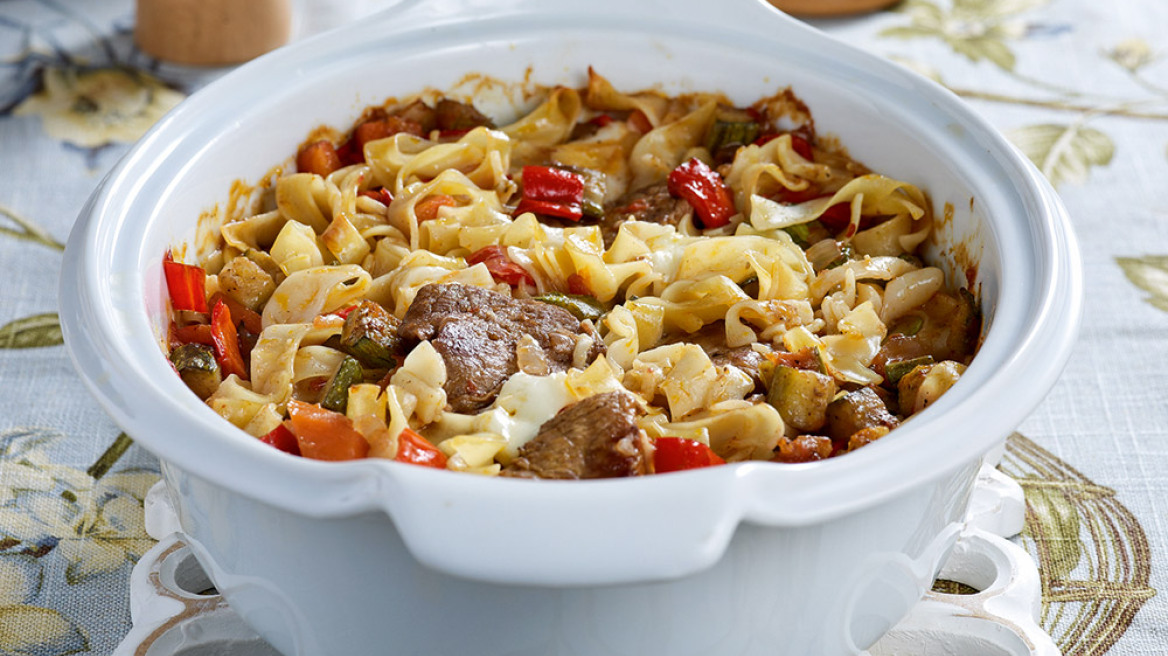 Μοσχαράκι γιουβέτσι με λαχανικά και χυλοπίτες