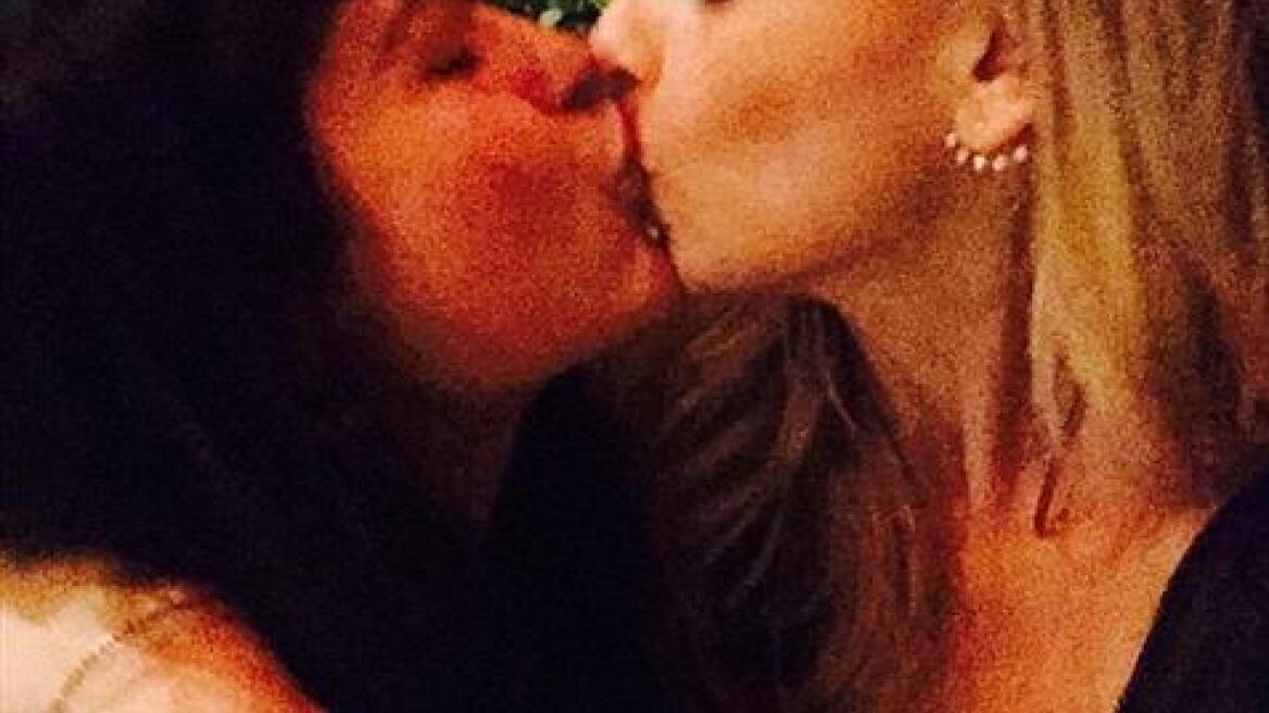 Διάσημες ηθοποιοί άρχισαν τα... φιλιά 