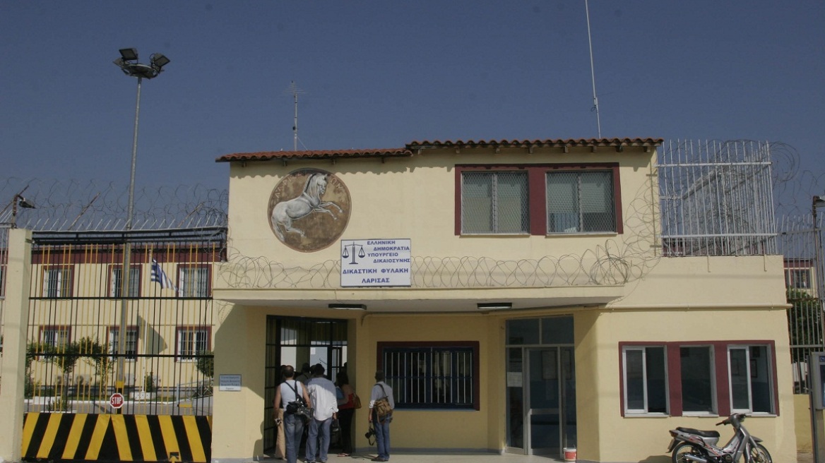 Θα πετούσαν κινητά στο προαύλιο των φυλακών Λάρισας