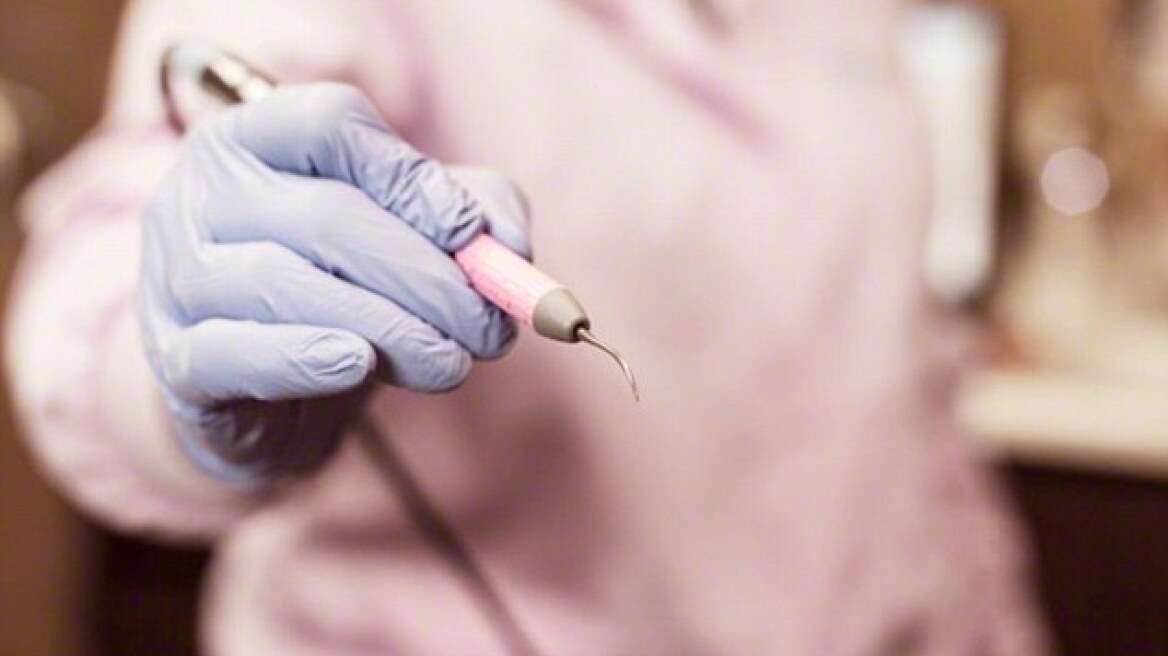 Εδώ και 10 χρόνια έφτιαχνε τα δόντια της με κόλλα στιγμής γιατί φοβόταν τον οδοντογιατρό