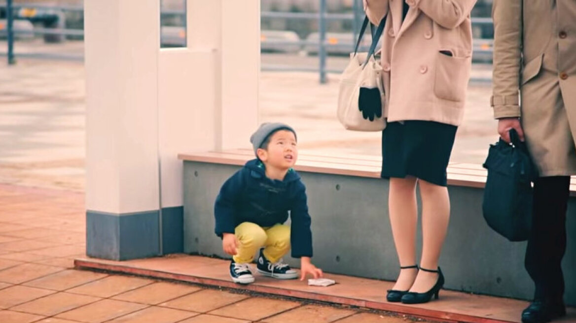 Συγκινητικό βίντεο: Τι κάνει ένα μικρό παιδί όταν βρίσκει ένα πορτοφόλι;