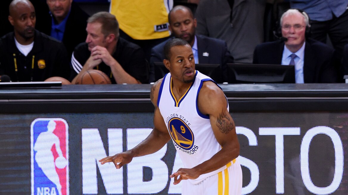 Βίντεο: Ο Ιγκουοντάλα έβαλε τρίποντο με ένα παπούτσι!