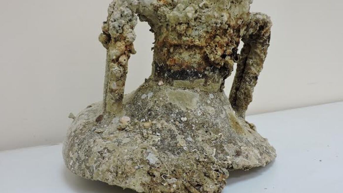 Κέρκυρα: «Ψάρεψαν» αρχαίο αμφορέα και... τον κράτησαν!