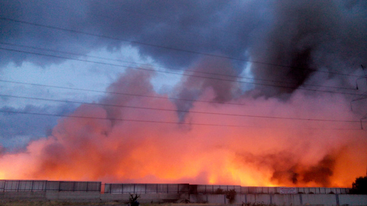 Μεγάλη πυρκαγιά σε εργοστάσιο ανακύκλωσης στον Ασπρόπυργο