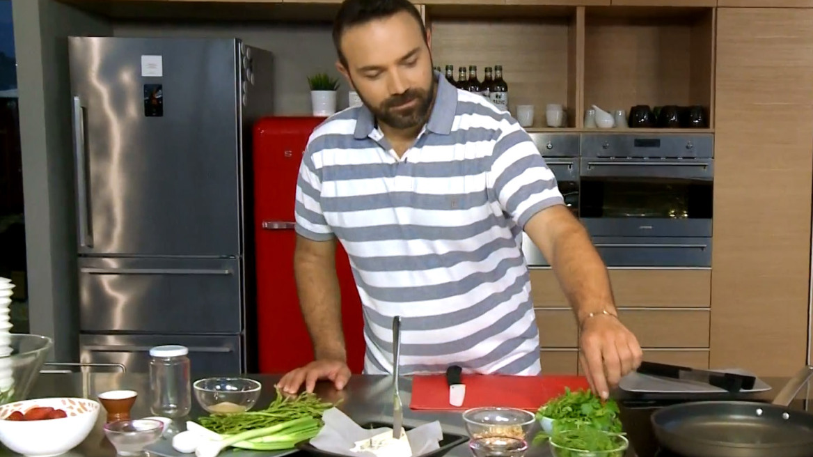 Σαλάτα με μπλε τυρί, σπαράγγια, ψητά κρεμμύδια και φράουλες