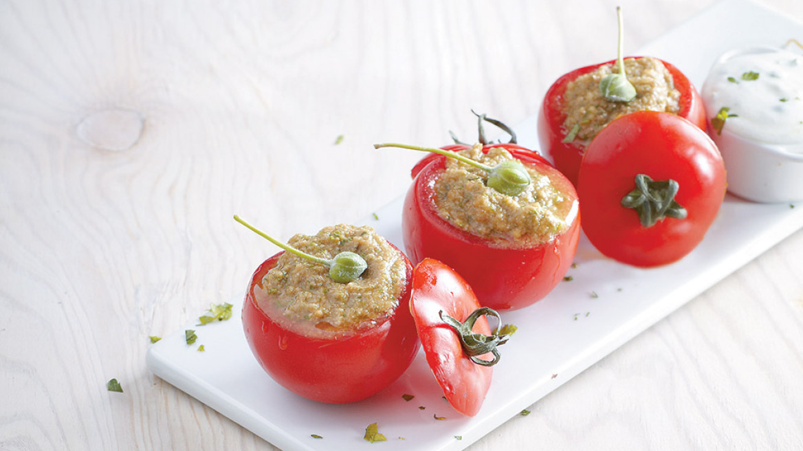 Γεμιστές ντομάτες με καππαροσαλάτα