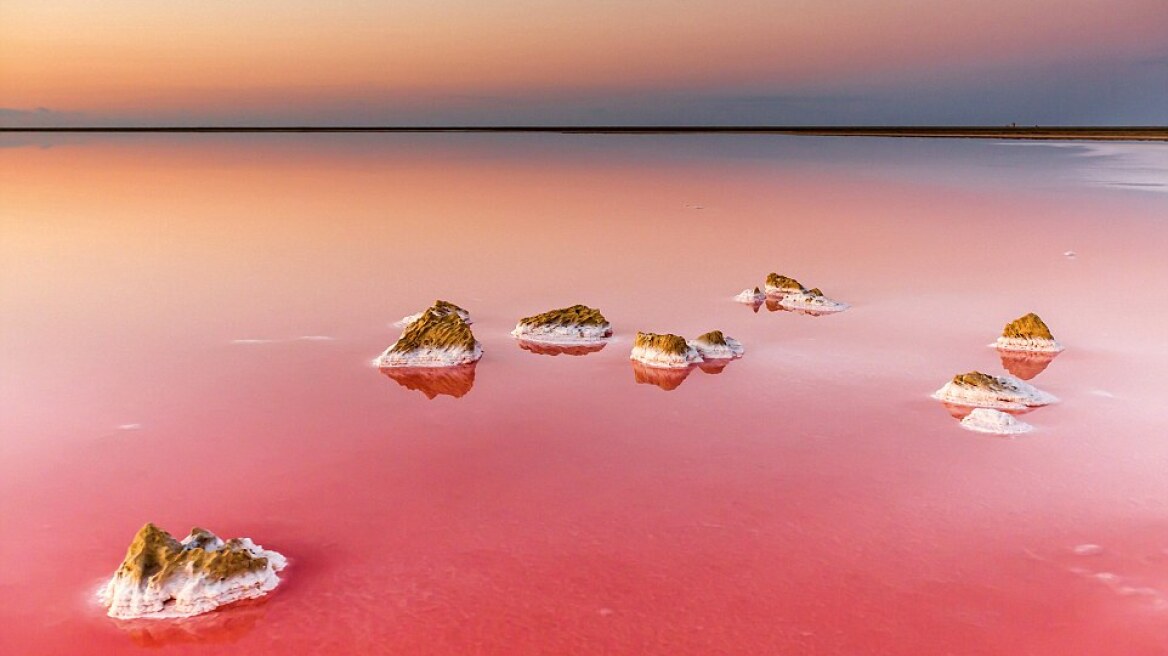 Ουκρανία: Δείτε τη λίμνη που μοιάζει με τοπίο από τον Άρη!