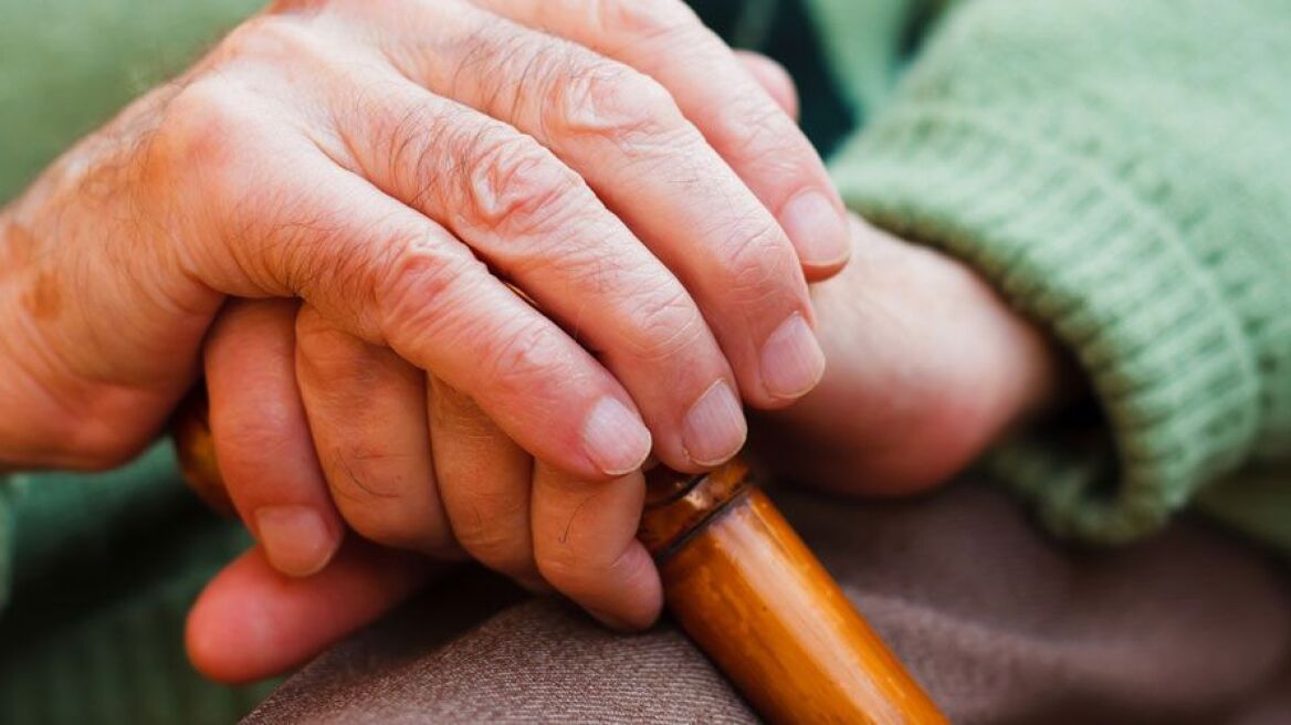 Ο «γνωστός του γιου της» ήταν ληστής και τη χτύπησε