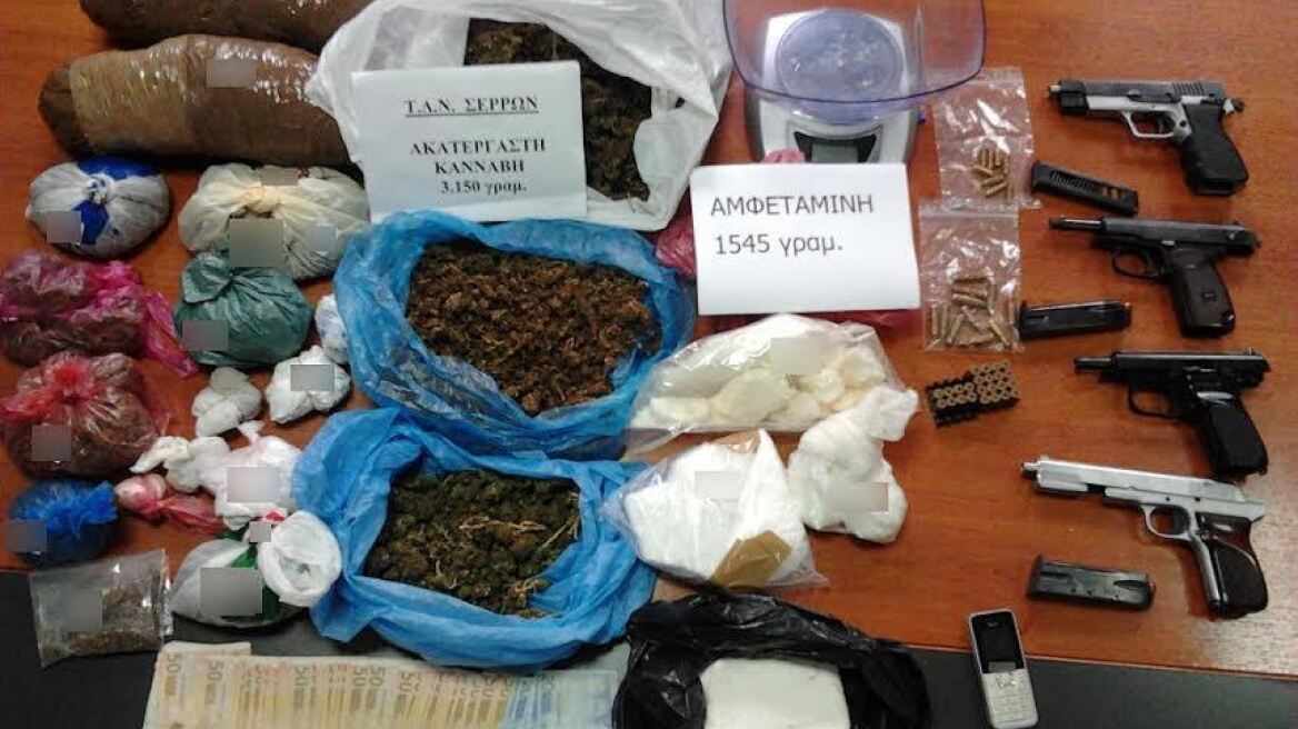 Ενοπλος παππούς διακινούσε πάνω από τρία κιλά χασίς!