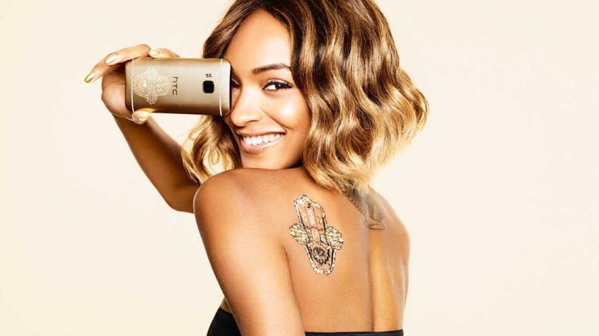 To συλλεκτικό One M9 Ink στα χέρια της Jourdan Dunn