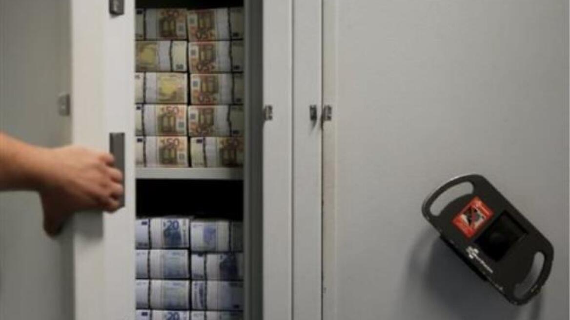 Οι εκροές καταθέσεων αυξάνονται και καταλήγουν στα... στρώματα