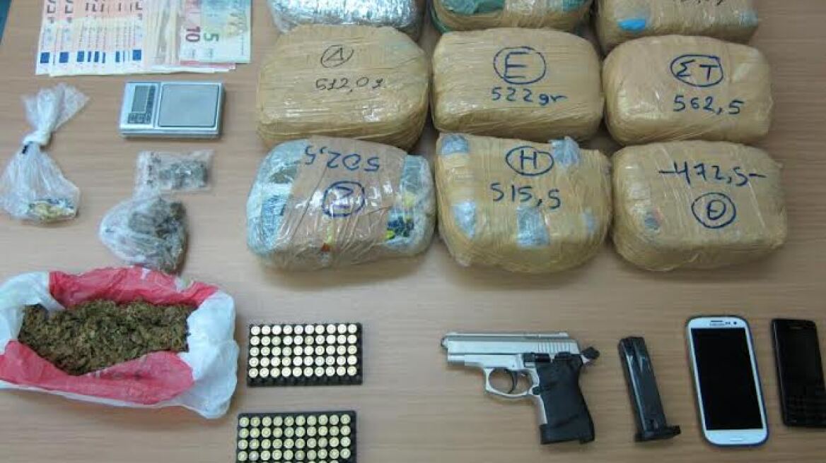 Πάτρα: Προμηθευτής και «βαποράκια» είχαν πέντε κιλά χασίς