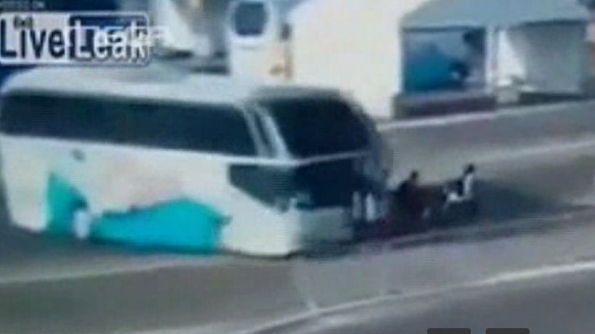 Βίντεο σοκ: Λεωφορείο παρασύρει 15χρονες αθλήτριες 