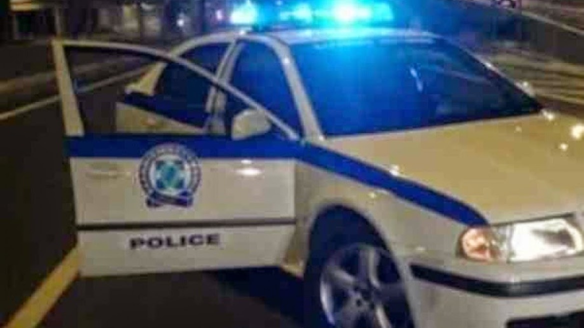 Απείλησαν αστυνομικούς με όπλο και πετώντας μάρμαρα