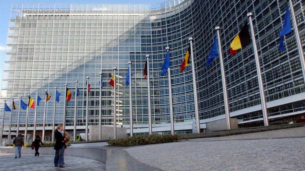 Reuters: Οι Βρυξέλλες συζητούν για ελάφρυνση του χρέους